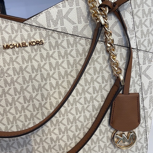 Michael Kors Jet Set Travel Large Chained Tote Shoulder Bag MK Vanilla 

NWT - Picture 13 of 16